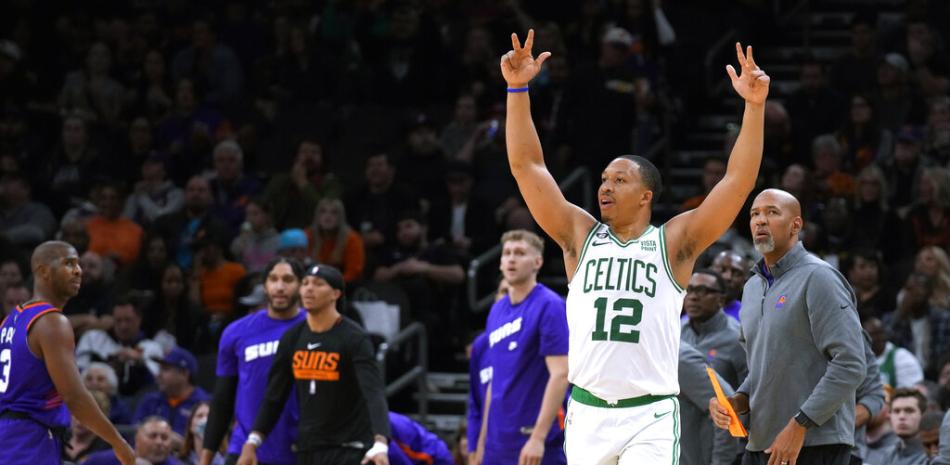 El alero de los Boston Celtics, Grant Williams (12), reacciona frente a la banca de los Phoenix Suns después de anotar durante la segunda mitad de un partido de baloncesto de la NBA el miércoles, 7 de diciembre de 2022, en Phoenix. (Foto AP/Rick Scuteri).
