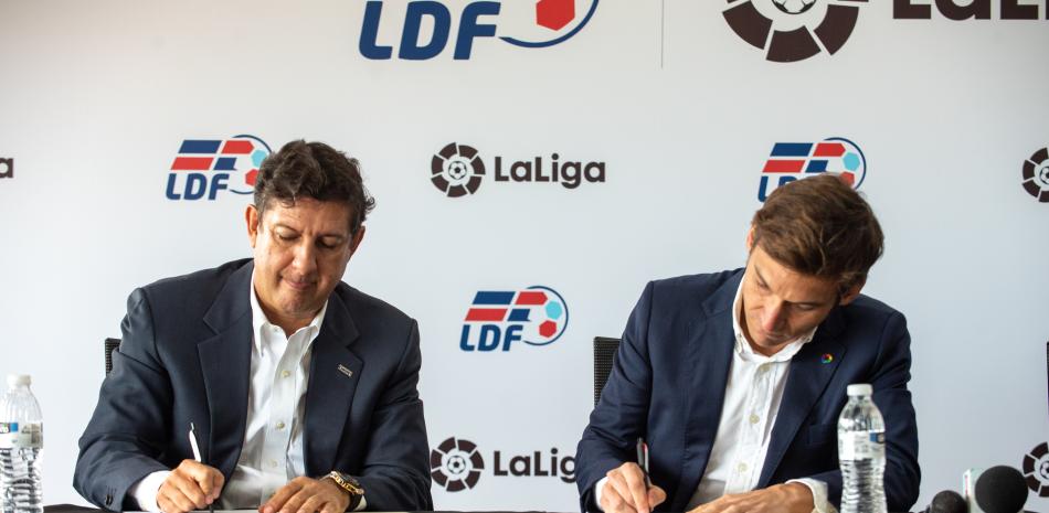 Manuel Estrella, presidente de la LDF, y Alejandro de Gabriel, por la Liga de España, firman el extensión del acuerdo entre ambas instituciones.