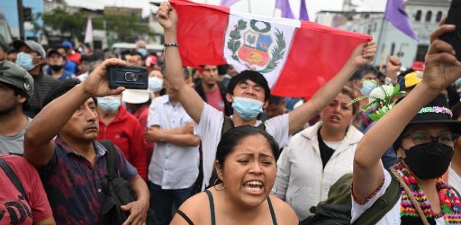 Partidarios del expresidente peruano Pedro Castillo protestan en las afueras de la Prefectura de Lima, donde Castillo está detenido, en Lima, el 7 de diciembre de 2022. AFP