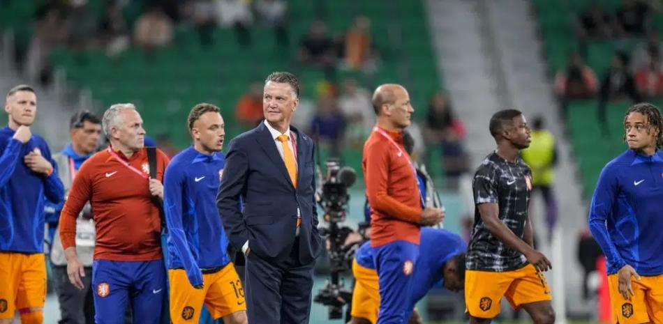 El seleccionador de Holanda, Louis van Gaal, antes del partido del Grupo A del Mundial que enfrentó a su equipo con Senegal, en el estadio Al Thumama, en Doha, Qatar.