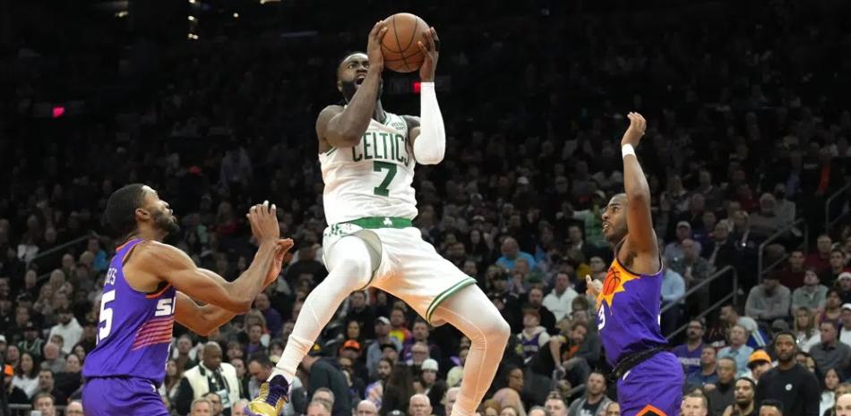Jaylen Brown, de los Celtics, se eleva en busca de un canasto durante el partido del miércoles por la noche frente a los Suns en el baloncesto de la NBA.