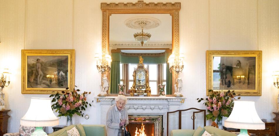 La reina Isabel II de Gran Bretaña aguarda antes de recibir a Liz Truss para una audiencia en el castillo de Balmoral, adonde Truss fue invitada para convertirse en primera ministra y formar un nuevo gobierno, el martes 6 de septiembre de 2022, en Aberdeenshire, Escocia. (Jane Barlow/Foto compartida vía AP)