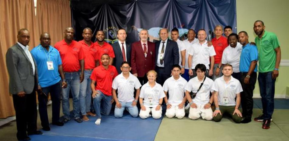 Jaime Casanova, presidente de la Unión Panamericana de Kurash y Habibula, rector internacional de Kurash Institute junto al grupo de árbitros y atletas que participan en el evento de Kurash.