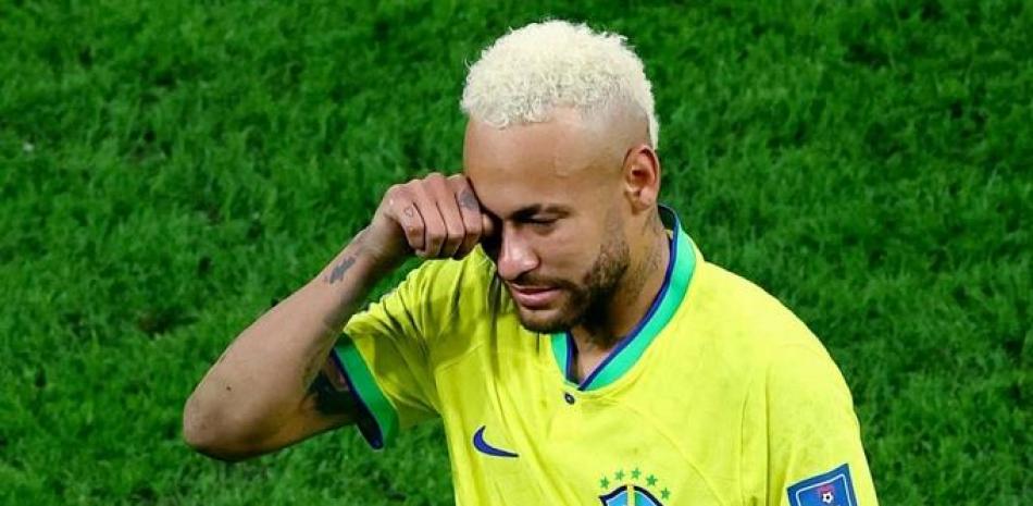 Neymar, que hizo el mejor gol del Mundial hasta el momento, abandona el campo bajo lágrimas.