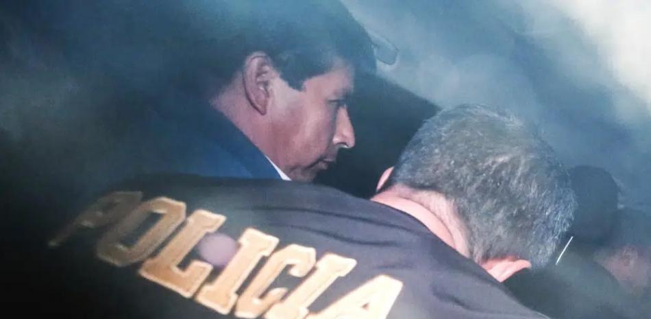 El expresidente Pedro Castillo permanecerá detenido por una semana en la cárcel donde también se encuentra prisionero el exmandatario Alberto Fujimori. AP