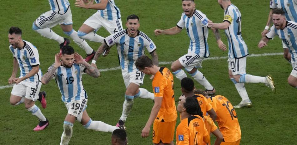 Los jugadores de Argentina celebran tras vencer a Holanda por penales en los cuartos de final del Mundial. Foto: AP.