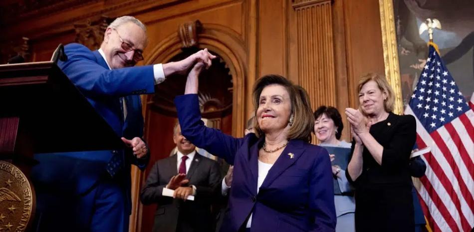El líder de la mayoría en el Senado, el senador Chuck Schumer, la izquierda, saluda a la presidenta de la Cámara de Representantes, Nancy Pelosi, tras las votaciones, ayer.   AP