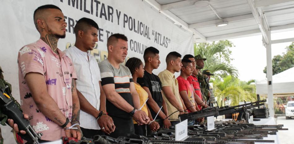 Guerrilleros de las disidencias de las FARC capturados en la frontera con Ecuador. AP