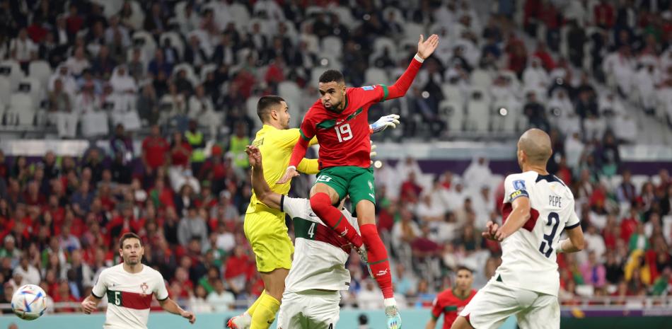Youssef En-Nesyri, de Marruecos, anota el gol decisivo contra Portugal en el encuentro de cuartos de final del Mundial de Fútbol en Catar 2022.