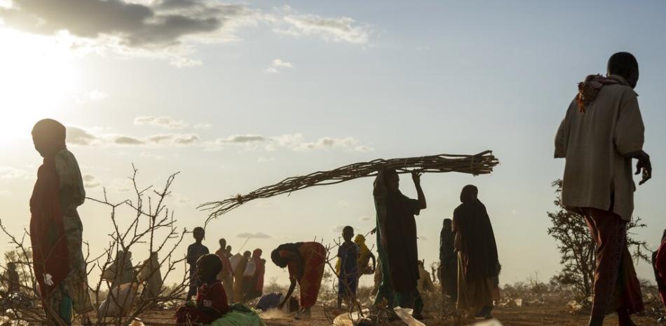 Los somalíes que han sido desplazados debido a la sequía se instalan en un campamento en las afueras de Dollow, Somalia, el 19 de septiembre de 2022. AP.