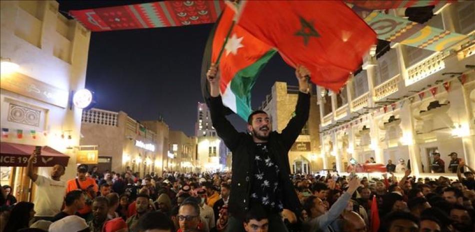 Cienttos de seguidores de Marruecos festejan en grande el avance a las semifinales.
