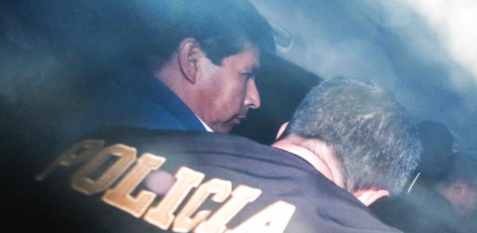 Pedro Castillo conducido por la policía. AP.