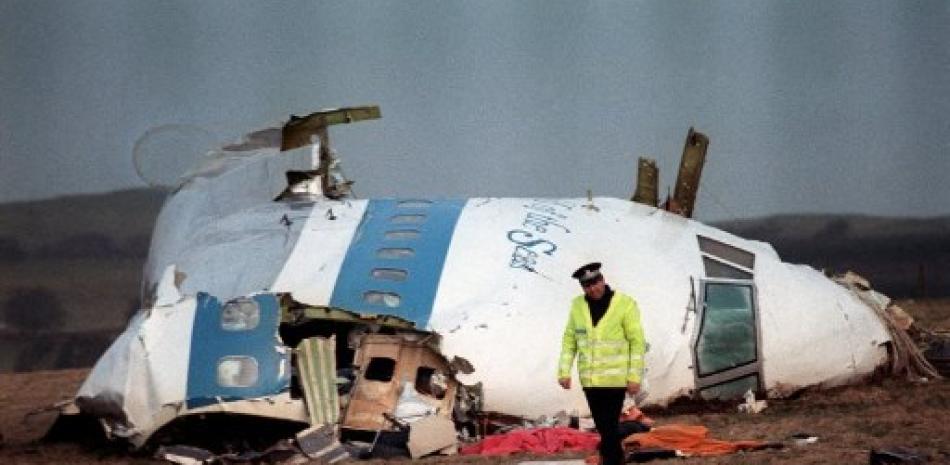 Una fotografía de archivo tomada el 22 de diciembre de 1998 en Lockerbie, Escocia, muestra la cabina dañada del avión Pan Am 103 que explotó y mató a 270 personas. AFP