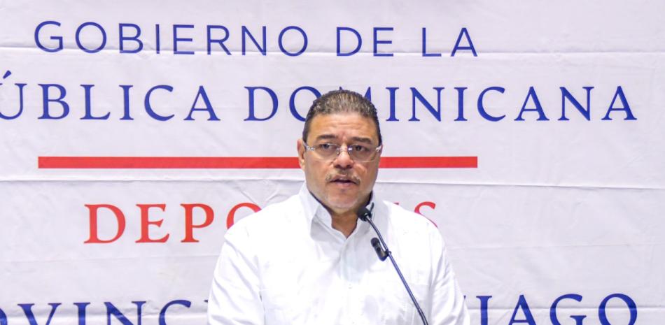 El ministro de Deportes, Francisco Camacho, al momento de exhortarle a los cientos de estudiantes a que se esfuercen en estudiar junto a la práctica deportiva.