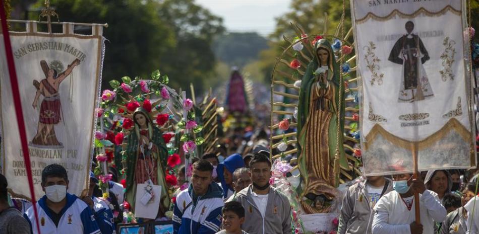Feligreses en peregrinación llegan para festejar el día de la Virgen de Guadalupe hoy, en la Basílica de Guadalupe, de Ciudad de México (México). EFE