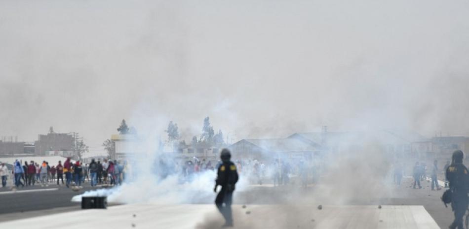 Los manifestantes toman el aeropuerto internacional Alfredo Rodríguez Ballón en Arequipa, Perú. Foto de AFP