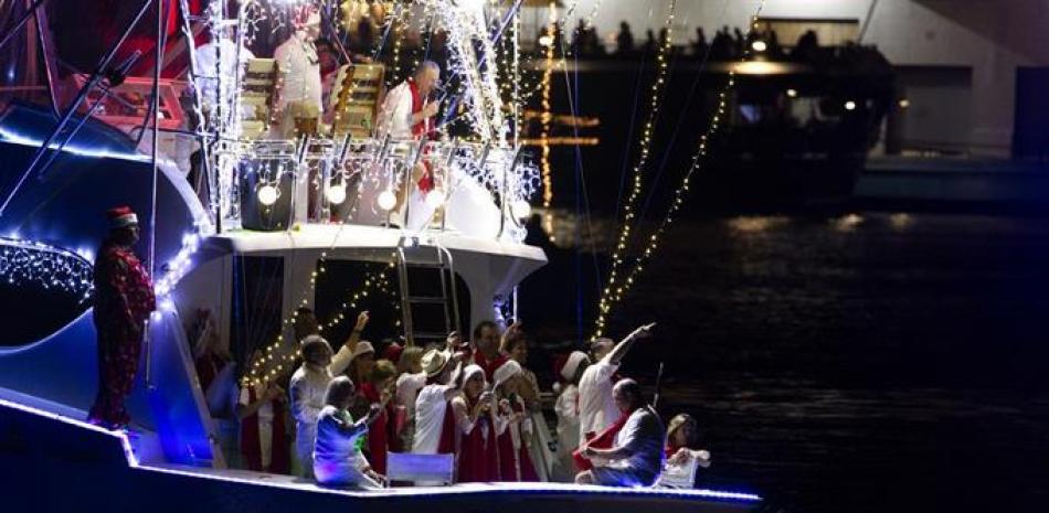 Un desfile de barcos iluminados celebra la Navidad en San Juan, Puerto Rico. EFE