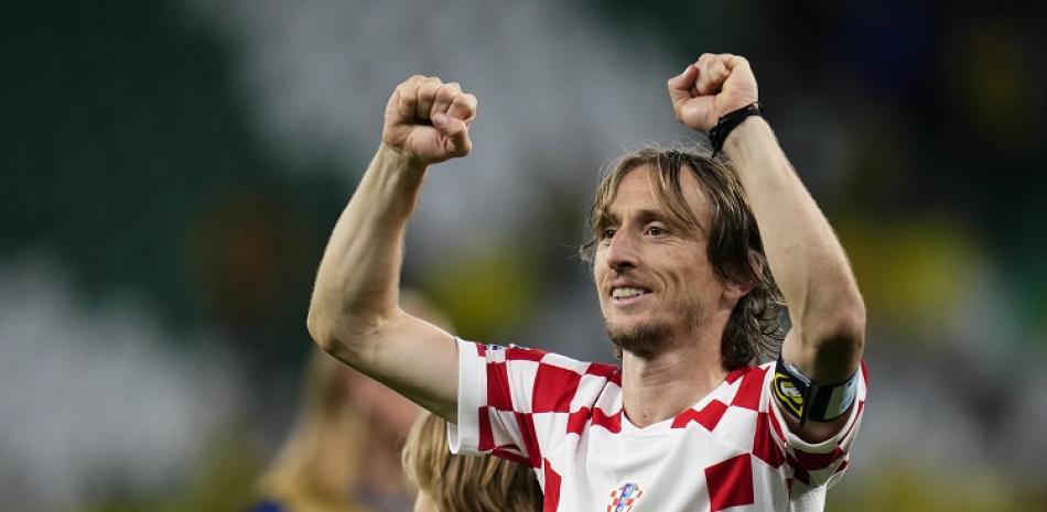 Luka Modric celebra la victoria de Croacia por penales ante Brasil en los cuartos de final del Mundial, en Rayán, Qatar.