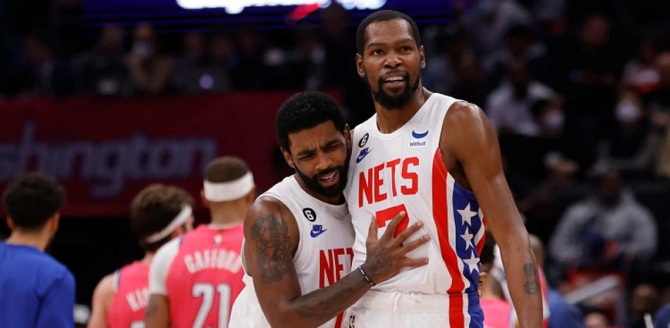 Kevin Durant y Kyrie Irving se felicitan en un momento del partido que ganaron los Nets a los Wizards de Washington.