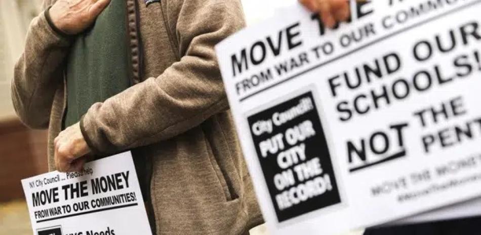 Defensores de los enfermos mentales protestan contra el plan del alcalde de la ciudad de Nueva York, Eric Adams, ayer. AP