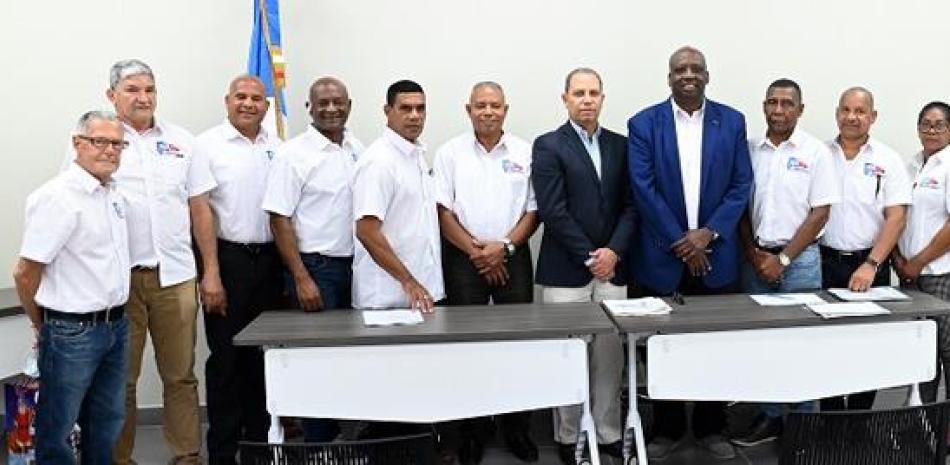 Garibaldi Bautista y Gerardo Suero Correa junto a los miembros del Comité Ejecutivo de la Federación de Atletismo.