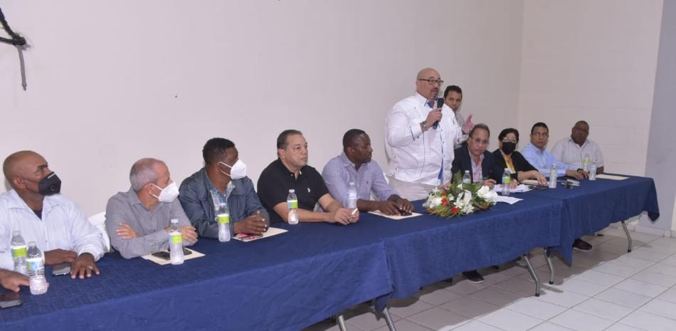 Vista de la mesa principal durante el acto en el cual se programaron las elecciones de la Federación de Taekwondo.