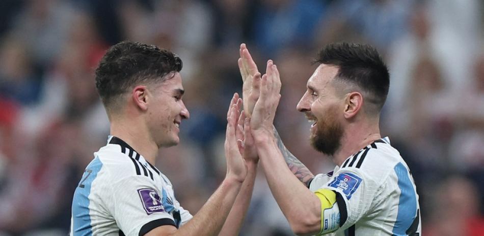 Leonel Messi y Julián Álvarez. Foto: AFP