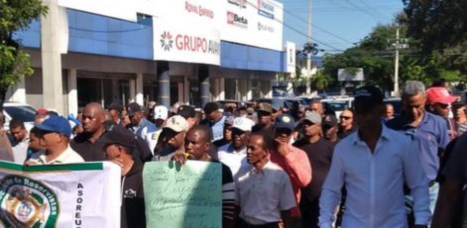 Militares y policías pensionados protestan en demanda de aumento salarial.