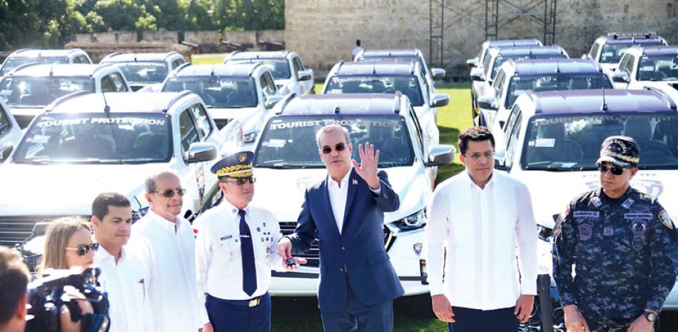 El presidente Luis Abinader entrega las llaves de los vehículos. José A. Maldonado/ LD