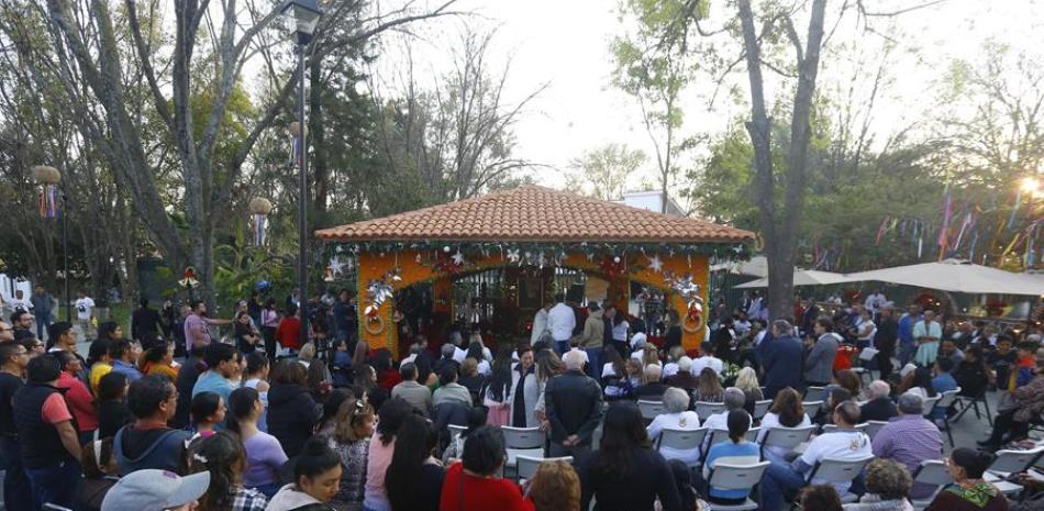 Familiares, amigos y admiradores participan en una misa por el aniversario luctuoso del cantante de música regional mexicana Vicente Fernández hoy, en el rancho Los Tres Potrillos en Tlajomulco, estado de Jalisco (México).