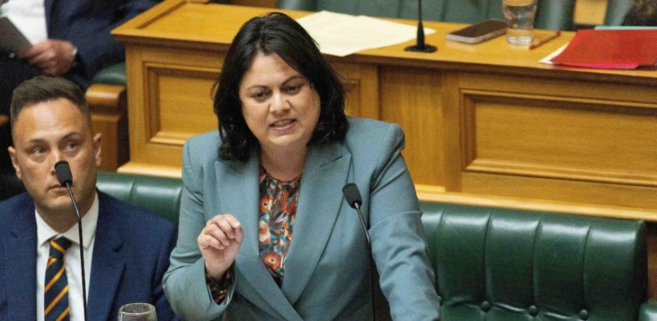 La ministra neozelandesa de Investigación, Ciencia e Innovación y ministra adjunta de Sanidad, Ayesha Verrall, habla sobre la legislación antitabaco en su 3ª lectura en el Parlamento de Wellington. Fuente: AFP.