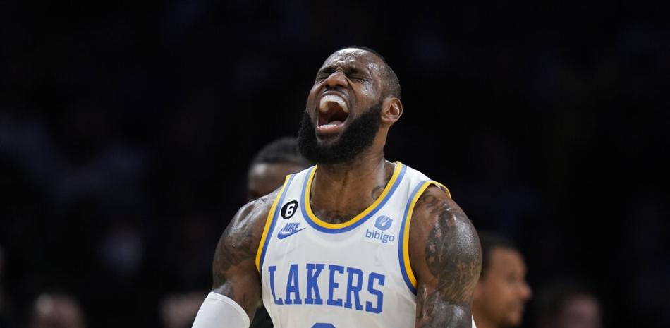 LeBron James de los Lakers de Los Ángeles reacciona después de fallar una canasta durante la segunda mitad de un partido de baloncesto de la NBA contra los Celtics de Boston el martes 13 de diciembre de 2022 en Los Ángeles. AP