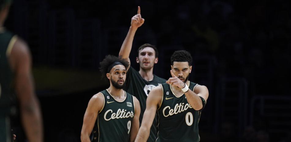 El jugador de los Celtics de Boston Jayson Tatum (0) señala a un compañero tras encestar en la primera mitad de su juego de NBA contra los Lakers de Los Ángeles, el martes 13 de diciembre de 2022 en Los Ángeles. (AP Foto/Jae C. Hong).