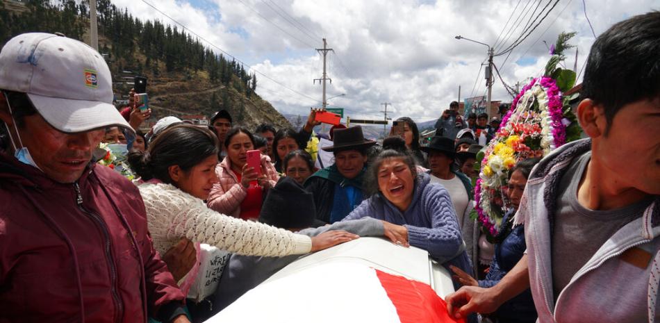 Los familiares de Wilfredo Lizarme, de 18 años, caminan por las calles de la ciudad con el ataúd que contiene su cuerpo, en Andahuaylas, Perú, el martes 13 de diciembre de 2022. AP