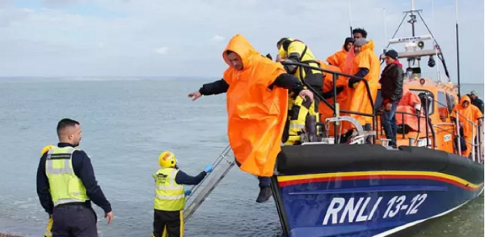 Migrantes trasladados a Dover en octubre tras cruzar el canal de la Mancha. EUROPA PRESS