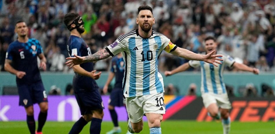 El delantero argentino Lionel Messi celebra tras anotar de penal en la victoria 3-0 ante Croacia en la semifinal de la Copa Mundial, el martes 13 de diciembre de 2022, en Lusail, Qatar. (AP Foto/Martin Meissner)
