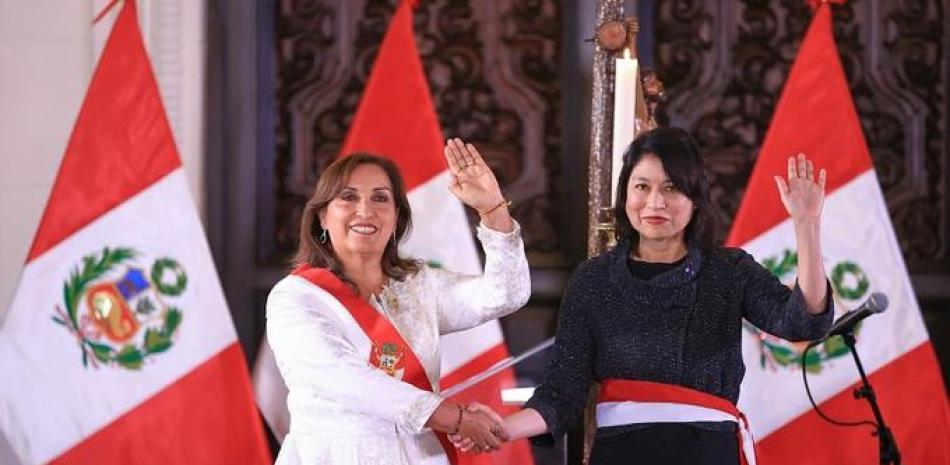 La presidenta de Perú, Dina Boluarte, toma posesión a su ministra de Exteriores, Ana Cecilia Gervasi. Foto: Europa Press