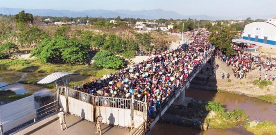 La profundidad de la crisis multifacética en Haití empujó la salida de miles de haitianos que se movieron hacia el lado de la frontera dominicana, buscando vías para ingresar ilegalmente.
