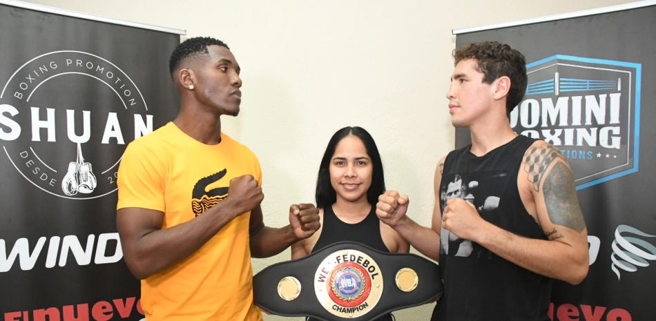 La promotora Bélgica Peña junto a los boxeadores Ernesbadi Begue, de Cuba, y Lucas De Abreu, de Brasil, quienes pelearán en República Dominicana por el título súper mediano de la Asociación Mundial de Boxeo.