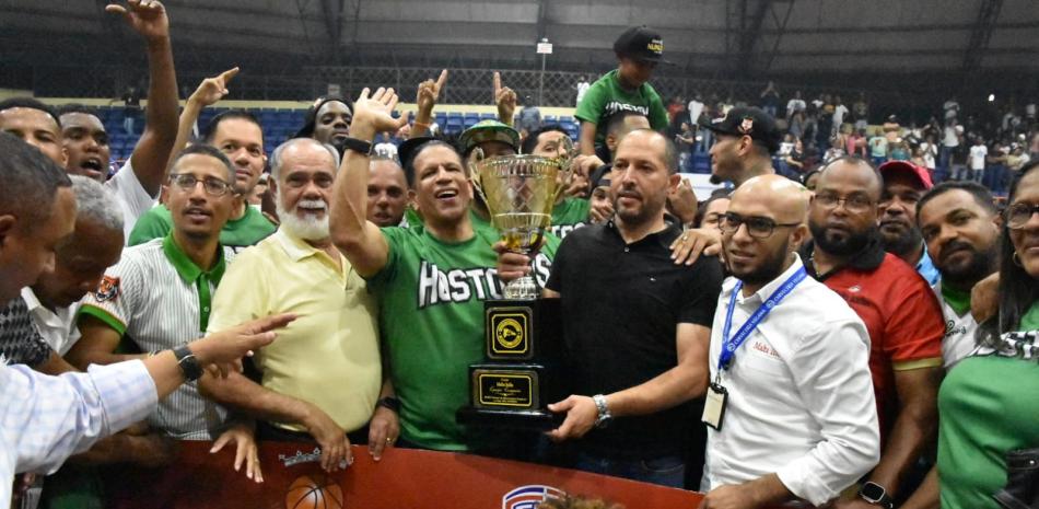Arnaldo Rodríguez, presidente de Asobave, junto a ejecutivos de Cervecería Vegana entregan la copa de campeón a Miguel Adames, gerente del Parque Hostos.