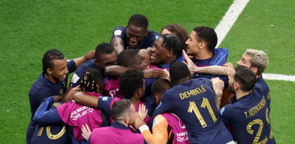 Jugadores de Francia celebran luego de uno de los dos goles que anotó en la semifinal frente a Marruecos.
