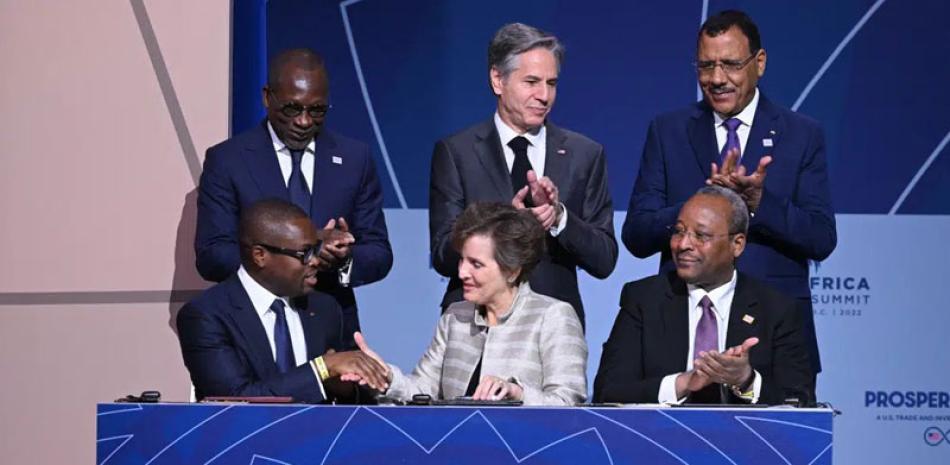 El secretario de Estado de EE.UU., Antony Blinken, de pie en el centro, asiste a la Firma del Pacto Regional con los presidentes de Benin, Patrice Talon, de pie a la izquierda, y Níger, Mohamed Bazoum, de pie a la derecha, durante la Cumbre de Líderes de EE. UU. y África, ayer miércoles. AP