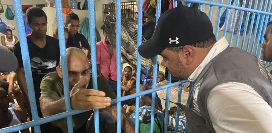 El Defensor del Pueblo, Pablo Ulloa, conversa con reclusos en la cárcel de Baní.