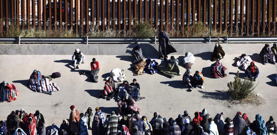 Migrantes esperan para cruzar la frontera entre Estados Unidos y México desde Ciudad Juárez, México, el miércoles 14 de diciembre de 2022. (Foto AP/Christian Chavez).