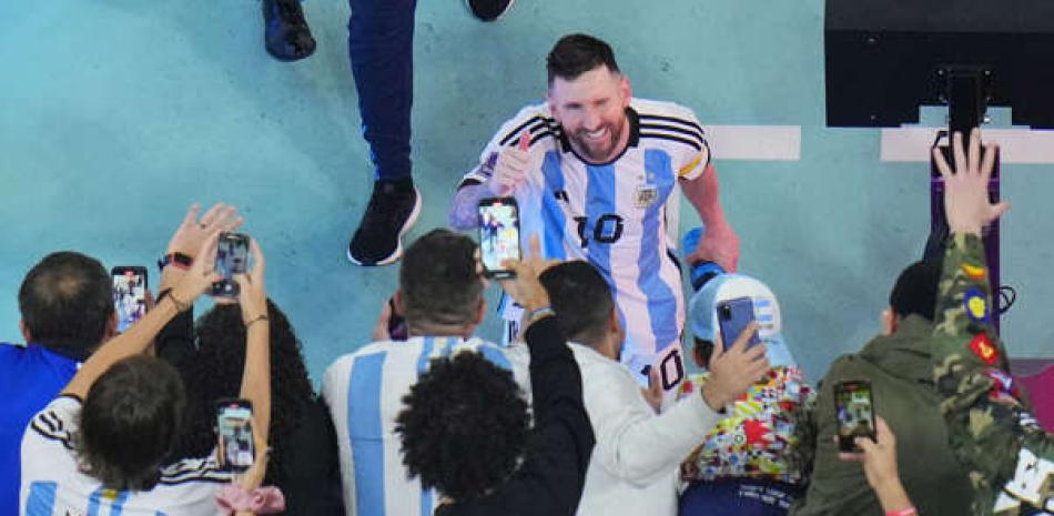 Lionel Messi saluda a fanáticos de Argentina luego de la victoria 3-0 sobre Croacia en la semifinal del Mundial de Fútbol.