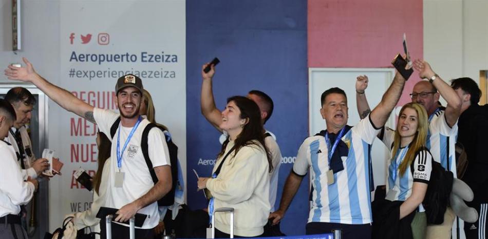 Hinchas de la selección Argentina parten, este viernes, rumbo a Doha para presenciar la final del mundial entre Argentina y Francia, el próximo domingo. EFE/ Matias Campaya