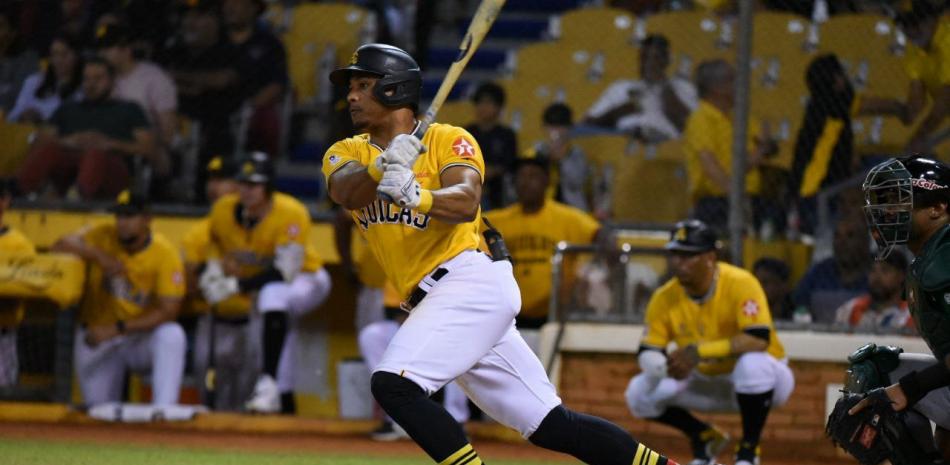 Wilmer Difó al momento de dispar un imparable en el choque que las Aguilas vencieron a las Estrellas