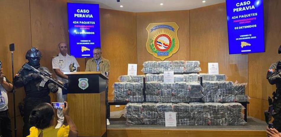 La DNCD presentó 424 paquetes de cocaína incautados  frente a las costas de la provincia Peravia.
