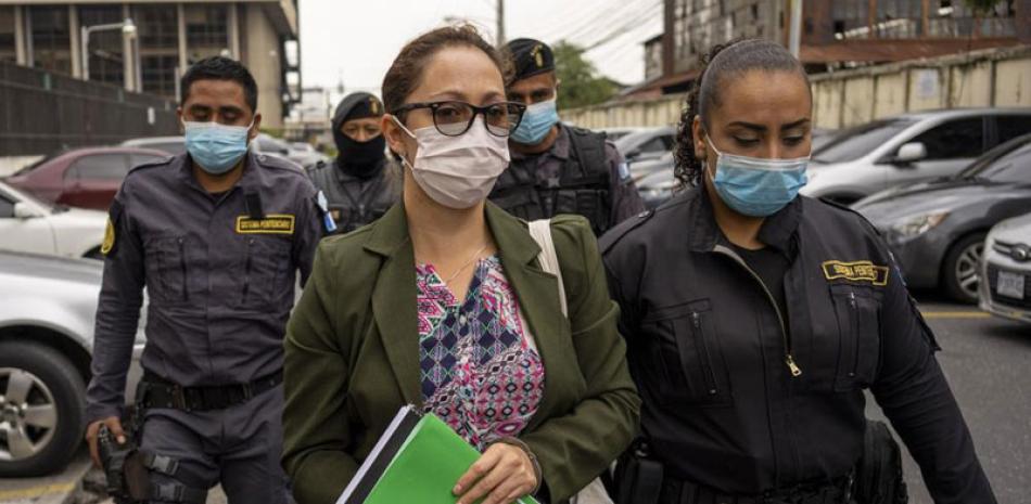 La fiscal guatemalteca Virginia Laparra es escoltada por la policía cuando llega a un tribunal para una audiencia en la Ciudad de Guatemala, el 7 de junio de 2022. AP