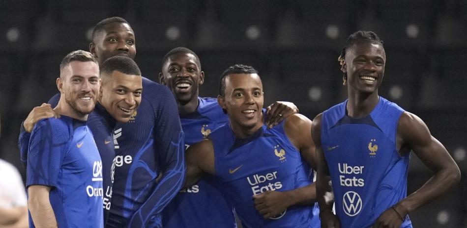 Jordan Veretout, Kylian Mbappé, Marcus Thuram, Ousmane Dembélé, Jules Kounde, y Eduardo Camavinga durante una práctica de la selección de Francia en el Mundial.